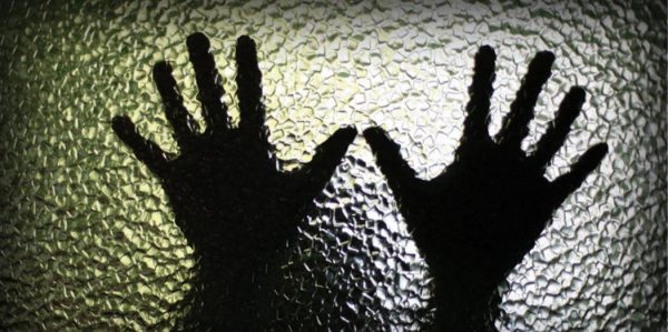 Φρίκη: Συνελήφθη για τον βιασμό του ανήλικου γιου της συντρόφου του