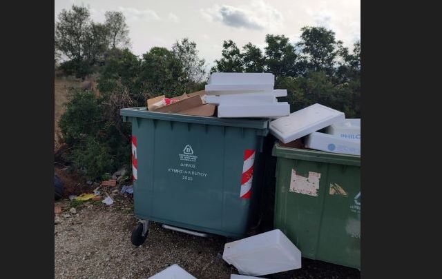Εύβοια: Νέες εικόνες ντροπής με σκουπίδια πολιτών- Στοιβαγμένα ή πεταμένα φελιζόλ στους κάδους