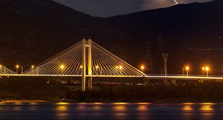 Εύβοια – Χαλκίδα: Πρώην αντιδήμαρχος κατέβασε από τα κάγκελα της υψηλής γέφυρας τον 45χρονο που απειλούσε να αυτοκτονήσει