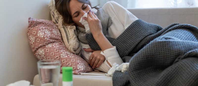 Κοκτέιλ ιώσεων – Γρίπη: 35% η θετικότητα – Ανησυχία για τα γιορτινά τραπέζια