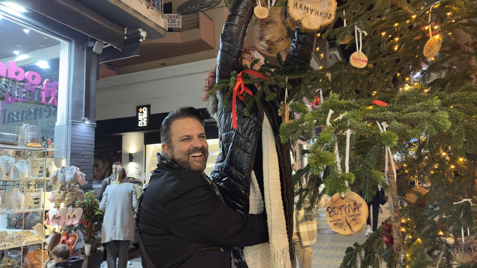 Χαλκίδα: Άναψε το Χριστουγεννιάτικο Δέντρο στην Αβάντων