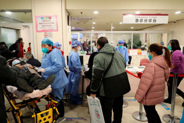 Κίνα: Εξαπλώνεται ραγδαία ο κορονoϊός – Υπό πίεση νοσοκομεία και γραφεία τελετών