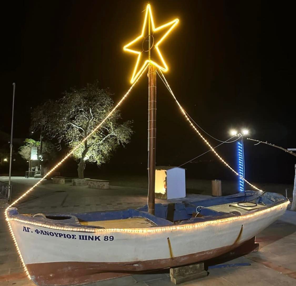Άρωμα Χριστουγέννων: Το καράβι που «στολίζει» το λιμάνι της Εύβοιας – Δείτε πού βρίσκεται