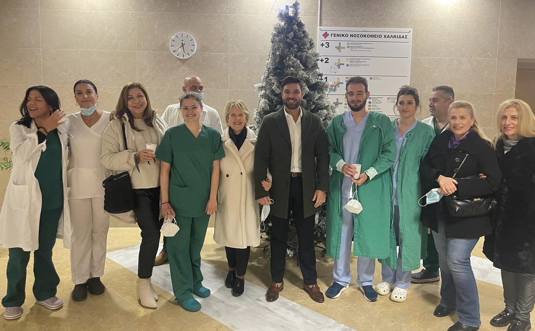 Εύβοια: Άναψαν τα λαμπιόνια στο Χριστουγεννιάτικο δέντρο του Νοσοκομείου Χαλκίδας (pics)