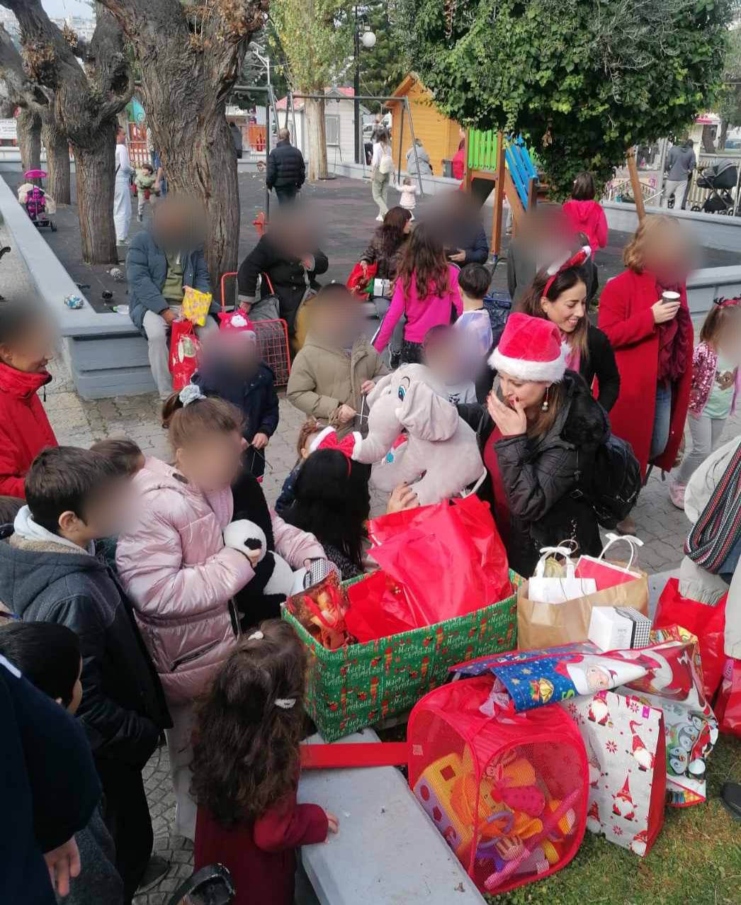 Εύβοια: Δώρα και γλυκά στα παιδιά της Χαλκίδας από την Ανοιχτή Δράση Αλληλεγγύης El Camino