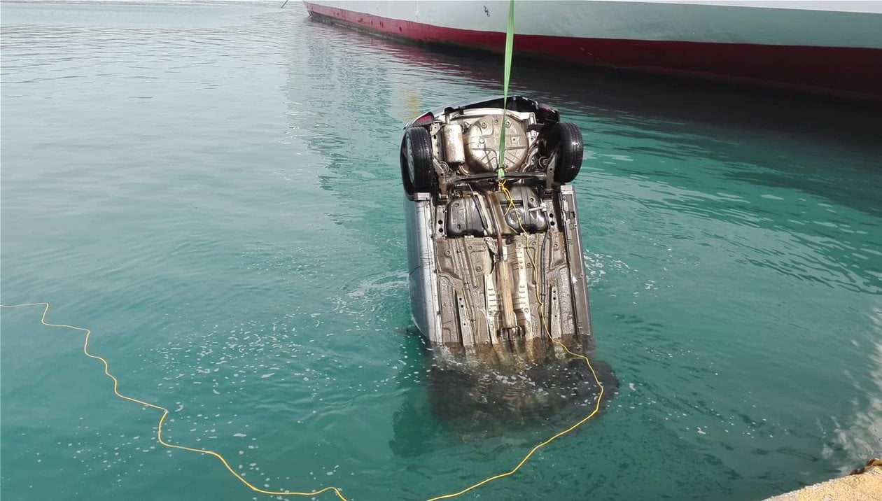 Σοκ: 28χρονη έπεσε με το αυτοκίνητο στο λιμάνι