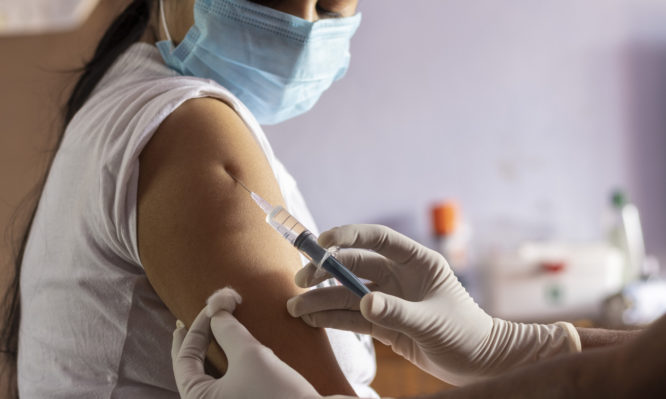 Κορονοϊός: Αυτό είναι το πιο αποτελεσματικό εμβόλιο στις υποπαραλλαγές της Όμικρον