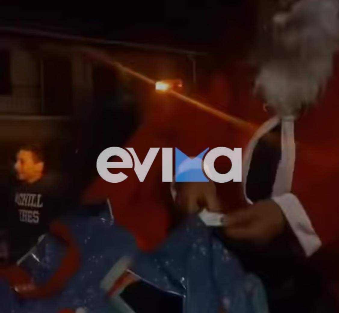 Εύβοια – Πρωτοχρονιά: Μικροί και μεγάλοι βγήκαν τα μεσάνυχτα στην πλατεία του χωριού