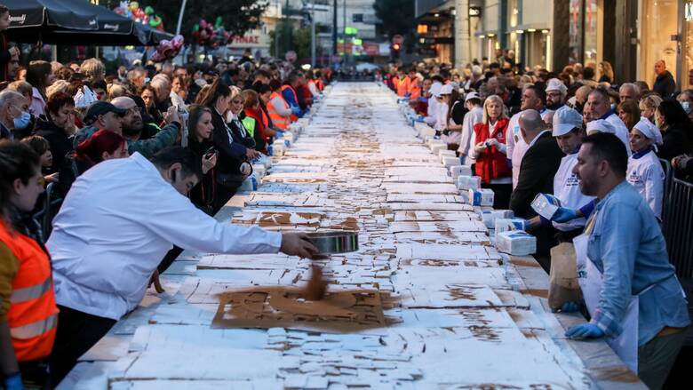 Έκοψαν βασιλόπιτα με 50.000 κομμάτια, ζύγιζε πέντε τόνους και είχε 200 φλουριά