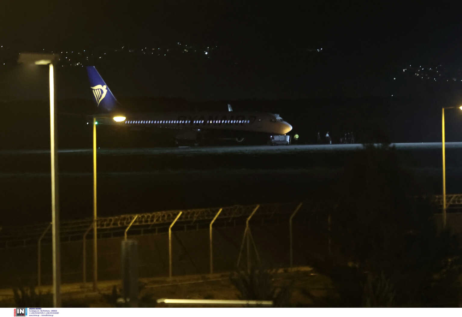 Οι πρώτες εικόνες από το «Ελ. Βενιζέλος» – Εκκενώνεται το αεροπλάνο που έστειλε σήμα για βόμβα