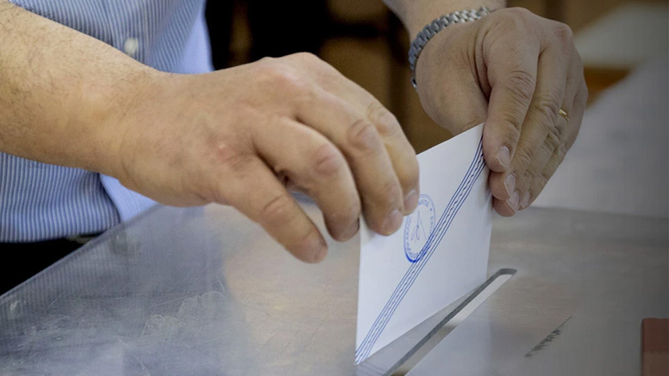 Euractiv: Νέα δημοσκόπηση δείχνει ντέρμπι ΝΔ-ΣΥΡΙΖΑ για τις εκλογές 2023