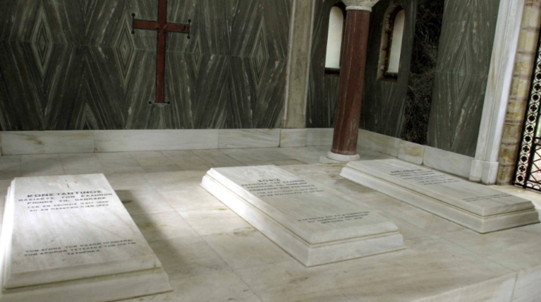 Θάνατος τέως Βασιλιά Κωνσταντίνου: Ποιοι άλλοι γαλαζοαίματοι έχουν ταφεί στο Τατόι