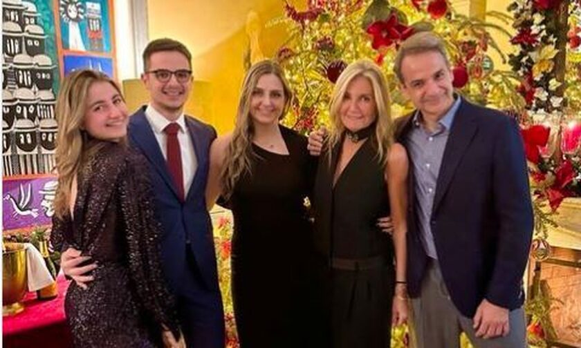 «Καλή Χρονιά» εύχεται ο Κυριάκος Μητσοτάκης μαζί με την οικογένεια του