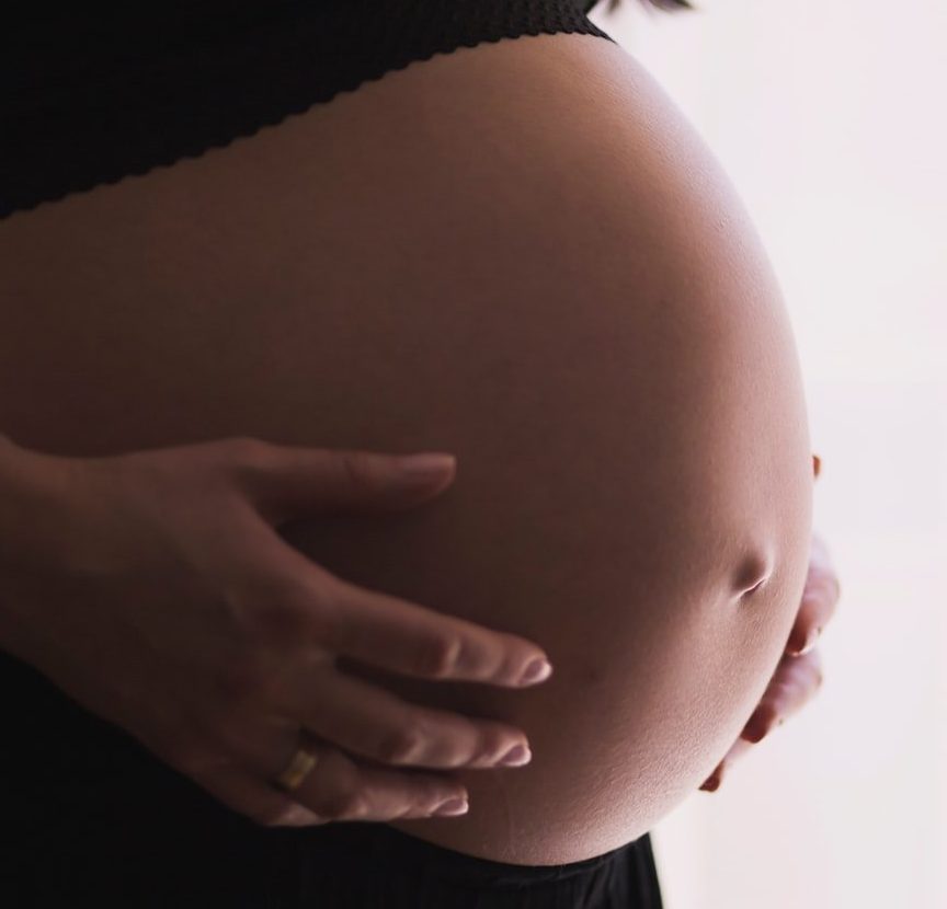 Κορονοϊός και εγκυμοσύνη: Αυξημένος κατά 7 φορές ο κίνδυνος θανάτου για τις μητέρες
