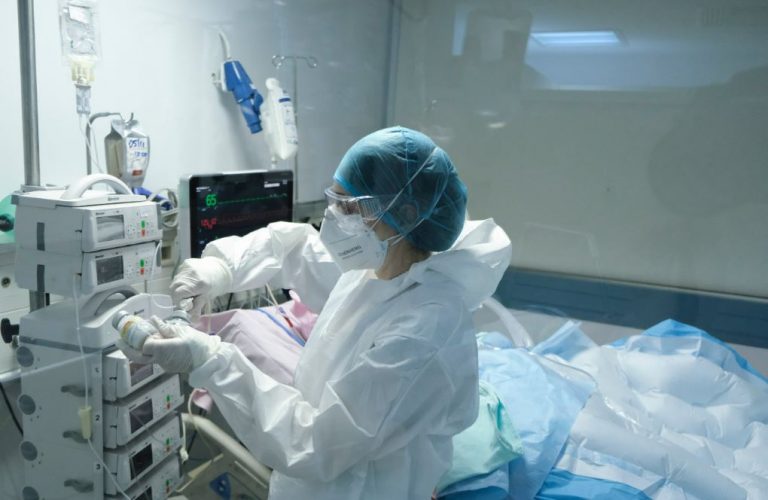 Κορονοϊός: 141 θάνατοι την τελευταία εβδομάδα – Σαρώνει η γρίπη σε όλες τις ηλικίες