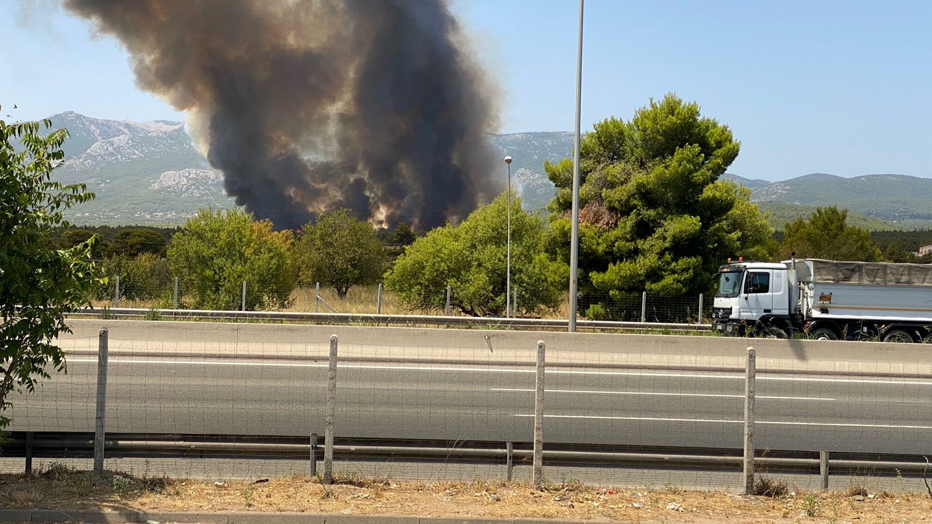 Φωτιά σε φορτηγό στη Μαλακάσα – Προβλήματα στην κυκλοφορία προς Εύβοια