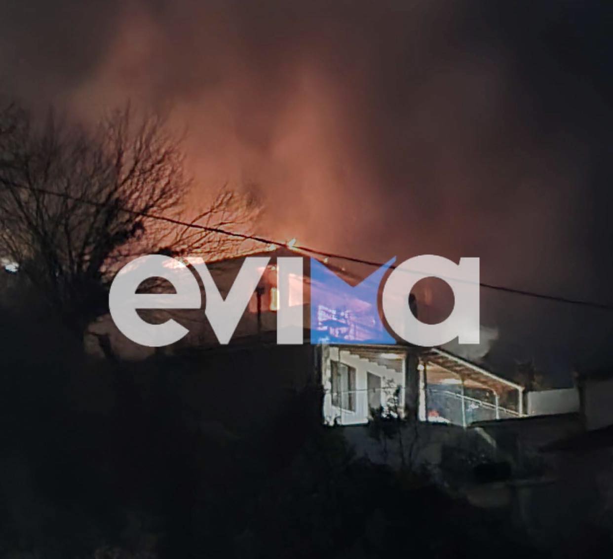 Μεγάλη φωτιά στην Κύμη: Καίγεται ολοσχερώς το σπίτι του Δημήτρη Θωμά (pics)