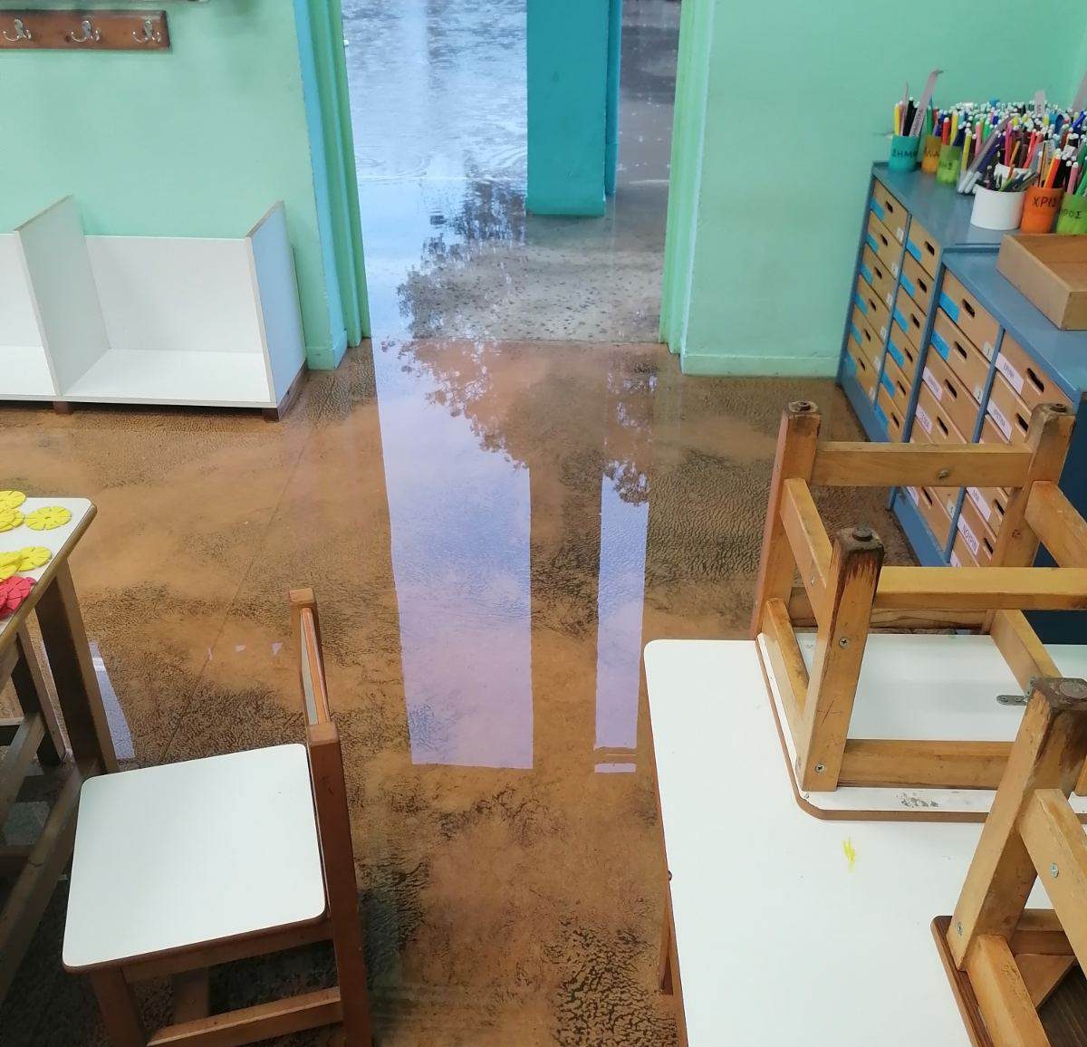 Κακοκαιρία: Πλημμύρισε νηπιαγωγείο – Επάνω σε θρανία απομακρύνθηκαν τα παιδιά