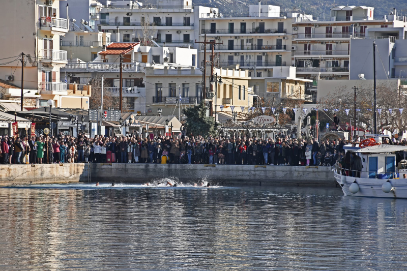 Εύβοια: «Βούλιαξε» από κόσμο η Κάρυστος ανήμερα Θεοφάνεια