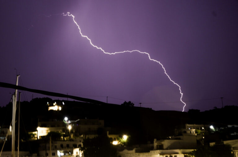 Καιρός: Βροχές και καταιγίδες σήμερα σε Εύβοια και Σκύρο – Χιόνια από αύριο