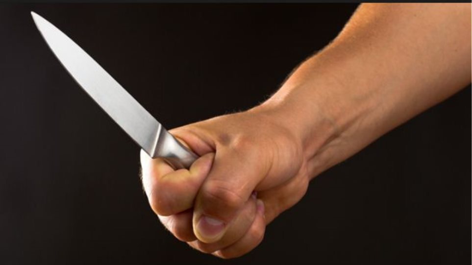 Απίστευτο: 22χρονος απείλησε με μαχαίρι τη μητέρα του