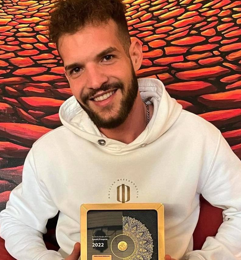 Εύβοια: Βραβείο χρυσής εταιρείας στη Φαβέλα – Ο 27χρονος που αποθέωσε το Μουσικό Μεζεδοπωλείο