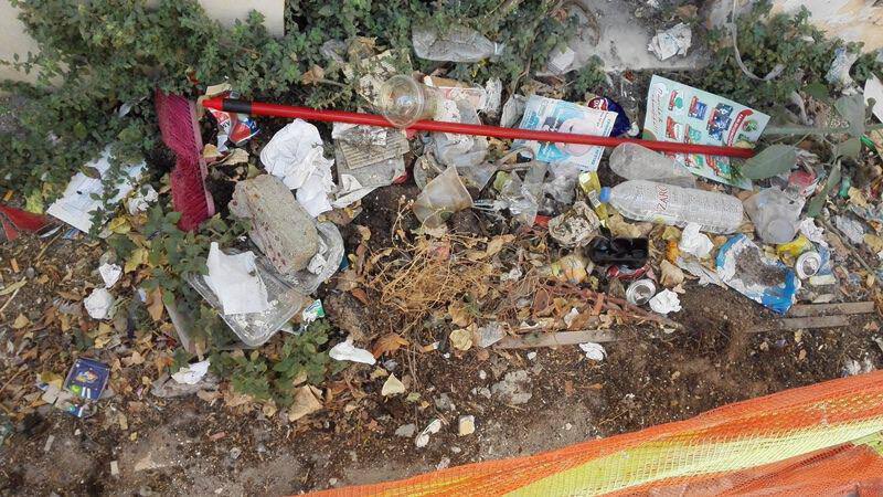 Εύβοια: Απίστευτο περιστατικό – Άδειασαν τον κάδο απορριμμάτων στην παραλία