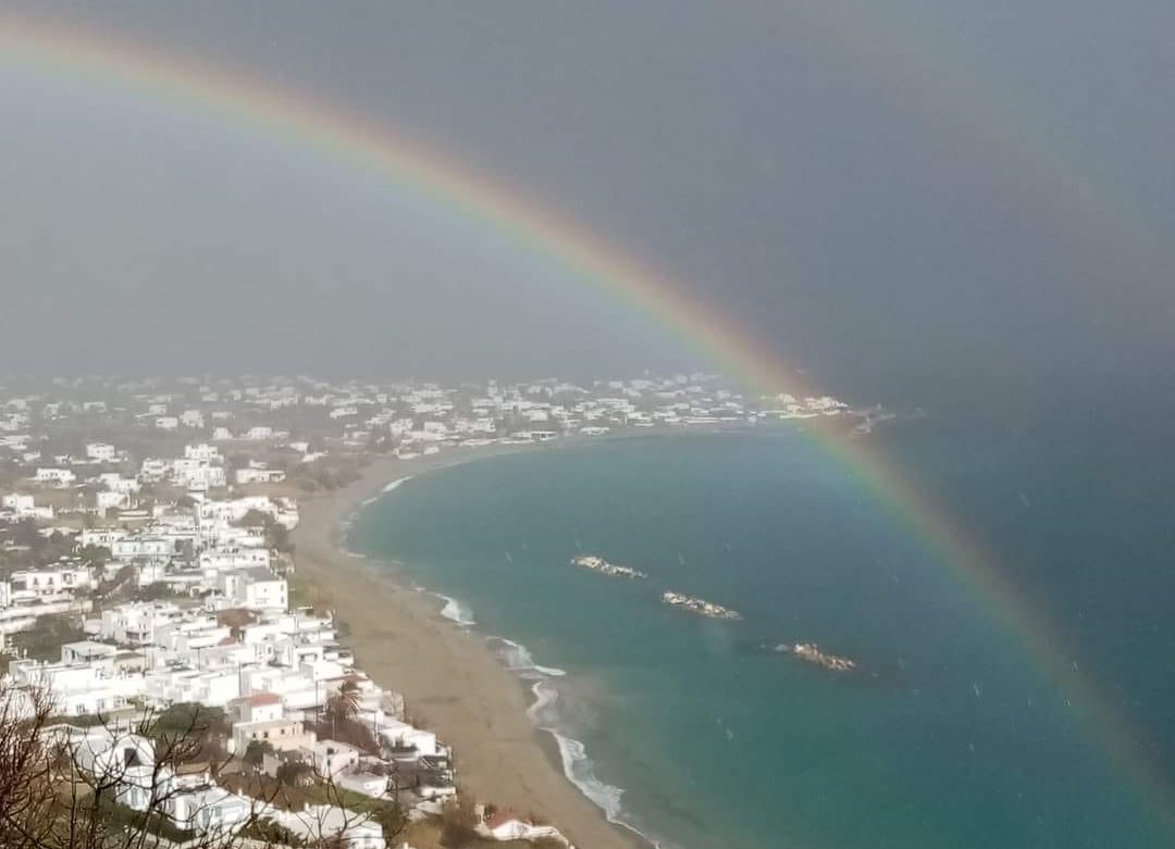 Το εντυπωσιακό ουράνιο τόξο που «φώτισε» τη Σκύρο