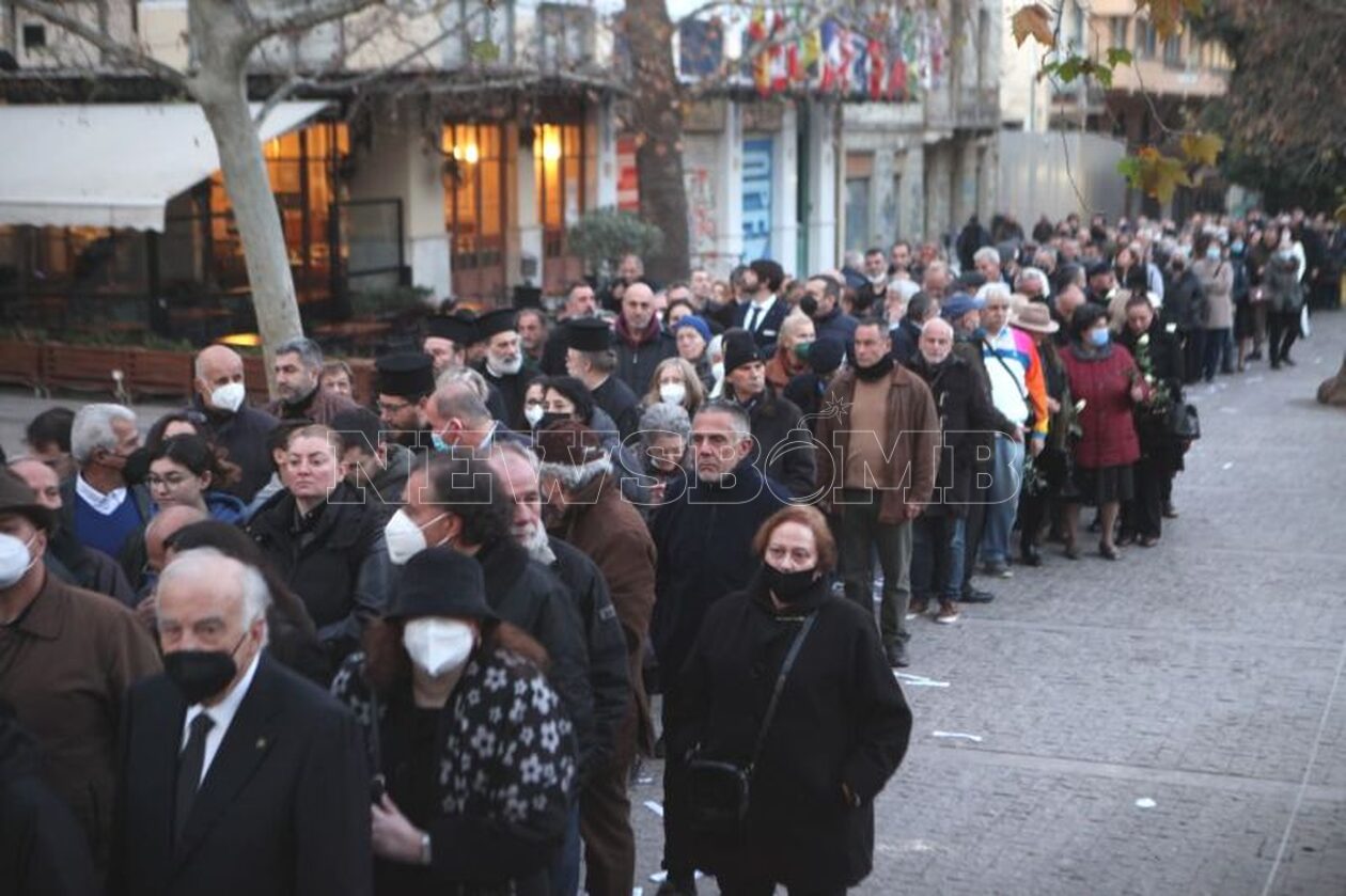 Κηδεία τέως βασιλιά Κωνσταντίνου: Ουρές για το ύστατο χαίρε – Σε εξέλιξη το λαϊκό προσκύνημα