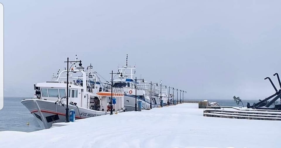 Κακοκαιρία Μπάρμπαρα: Το «λευκό» λιμάνι της Εύβοιας… που σε μαγεύει