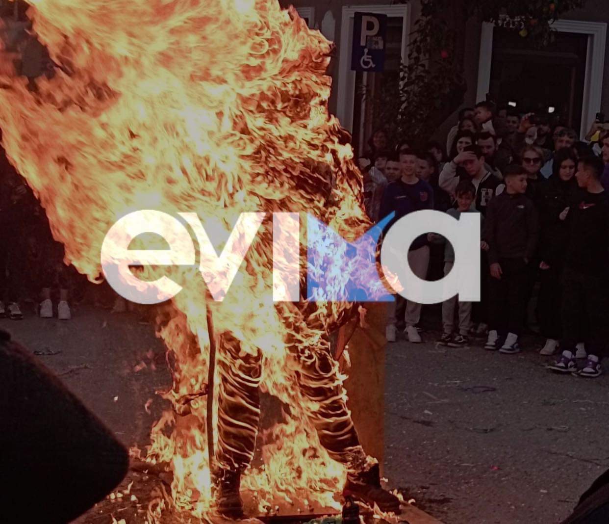 Εύβοια: Μαγικό Καρναβάλι στο Αλιβέρι – Έκαψαν το Βασιλιά Καρνάβαλο (pics)