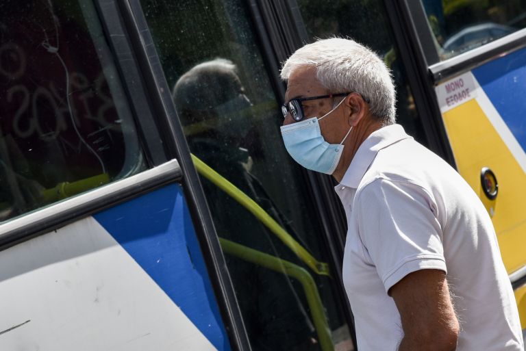 Κορονοϊός: Έρχεται το τέλος της μάσκας στα μέσα μεταφοράς