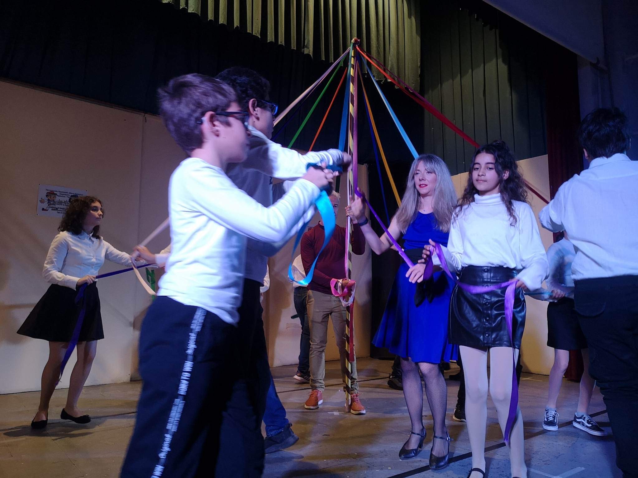 Εύβοια: Εντυπωσίασαν τα παιδιά στην Κάρυστο – Χόρεψαν παραδοσιακούς χορούς και το Γαϊτανάκι (pics)