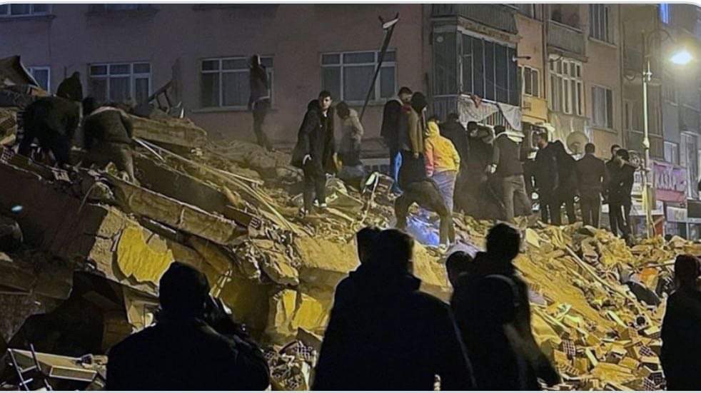 Σεισμός 7,8 ρίχτερ στην Τουρκία: Εκατόμβη νεκρών – Εικόνες αποκάλυψης και παιδιά κάτω από τα συντρίμμια
