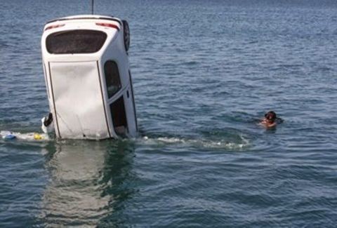 Εύβοια: Ξέχασε να βάλει χειρόφρενο και το αμάξι… βούτηξε στη θάλασσα