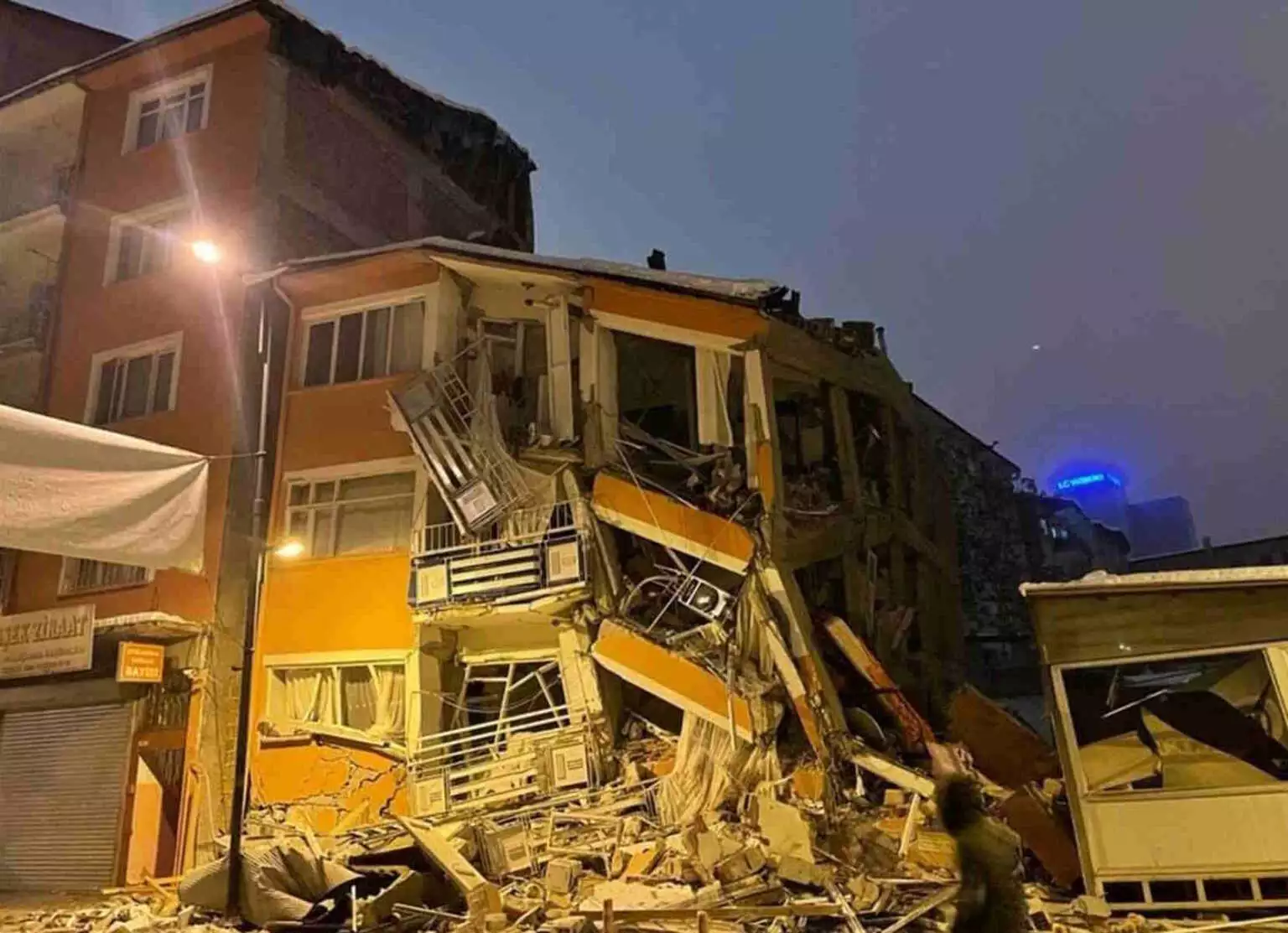 Σεισμός σε Τουρκία: Ξεπέρασαν τους 3.000 οι νεκροί – Συνεχίζονται οι έρευνες για επιζώντες