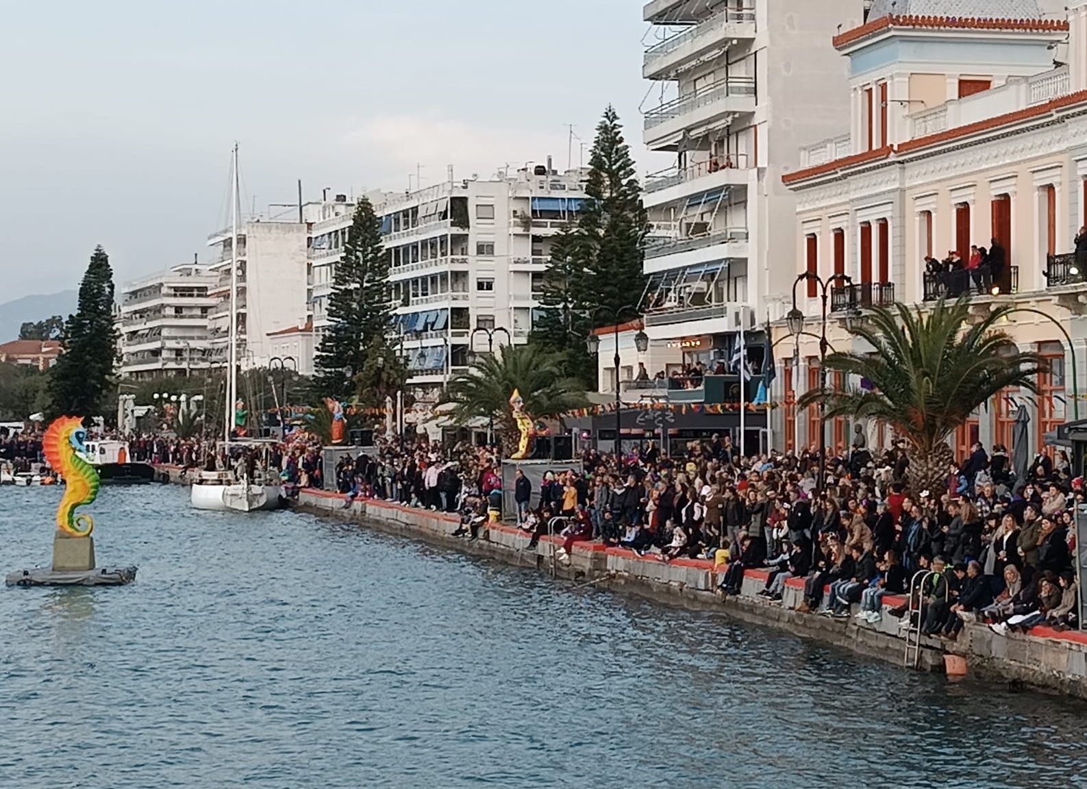 Εύβοια: Πλημμύρισε η παραλία της Χαλκίδας από τους χιλιάδες καρναβαλιστές