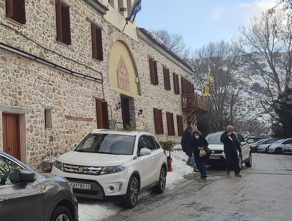 Εύβοια: Χιονισμένη η Ι.Μ. Αγίου Χαραλάμπους Λευκών – Έφτασαν με ασφάλεια οι πιστοί (pics)