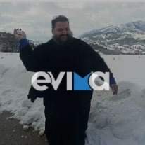 Εύβοια: Ιερέας στην Εύβοια έπαιξε χιονοπόλεμο αψηφώντας το κρύο