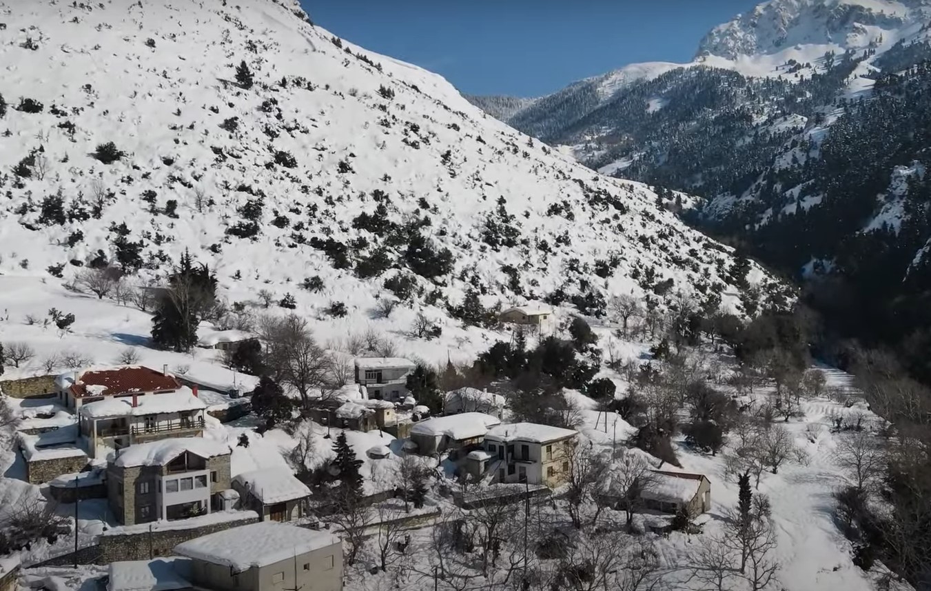 Εύβοια: Αυτό είναι το «λευκό» χωριό… που θυμίζει Ελβετία- Πώς θα πάτε