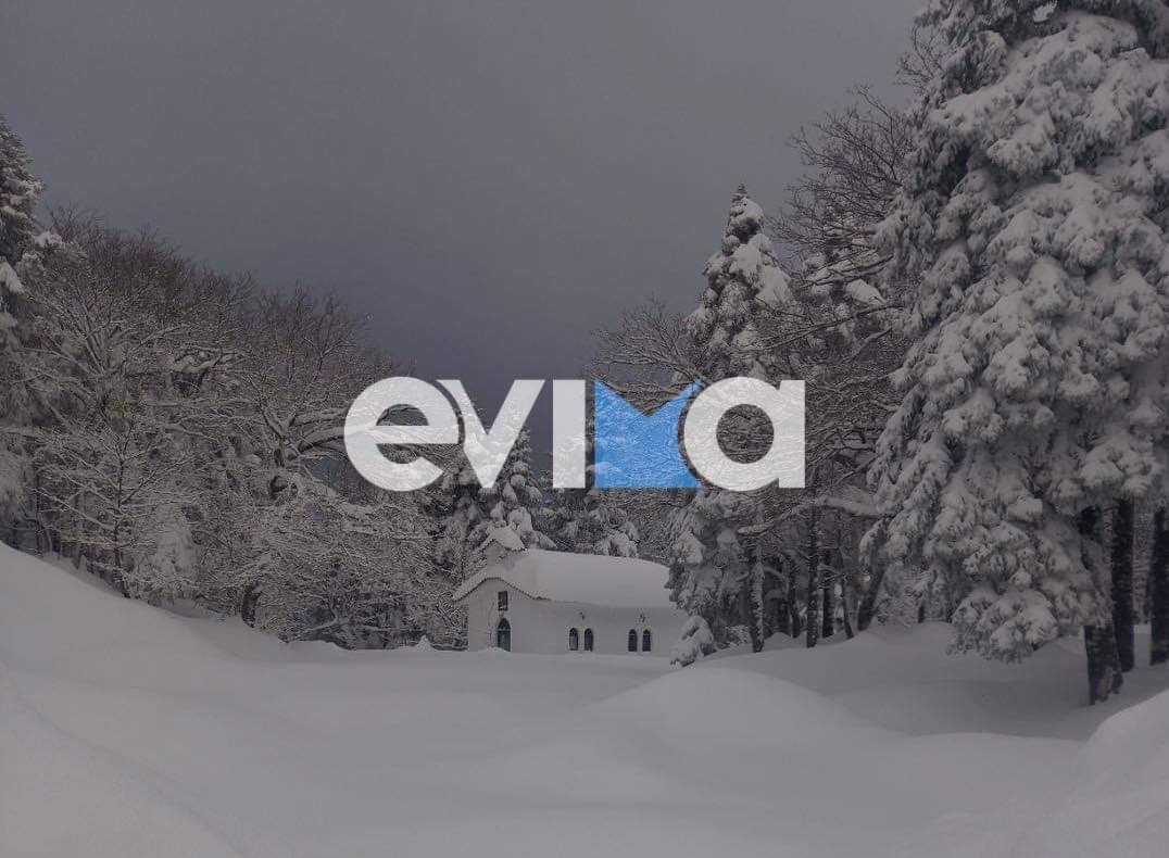 Εύβοια: Αυτό το εκκλησάκι «σκέπασε» με χιόνι η κακοκαιρία Μπάρμπαρα