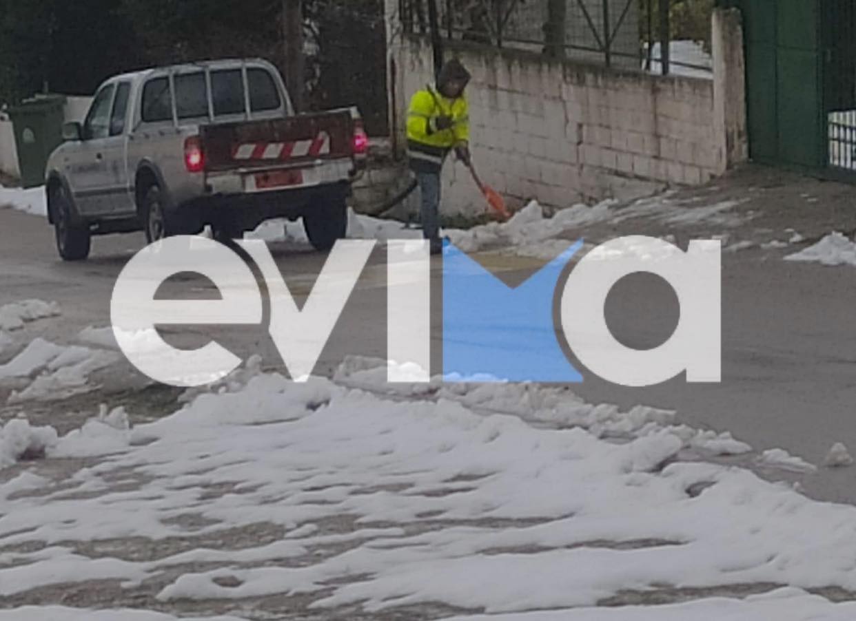 Εύβοια: Νέα καταγγελία για το σχολείο που είναι γεμάτο χιόνι- «Κοροϊδεύετε την κοινωνία»