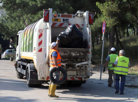 Εύβοια: Σοβαρό τροχαίο ατύχημα με απορριμματοφόρο του δήμου Χαλκιδέων