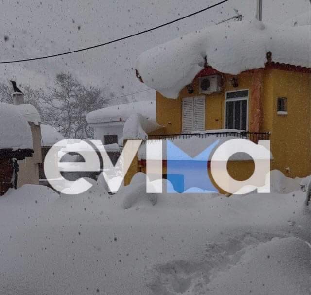 Εύβοια: Για 5η μέρα θαμμένη στο χιόνι η Στενή – Κίνδυνος για πτώση σκεπών