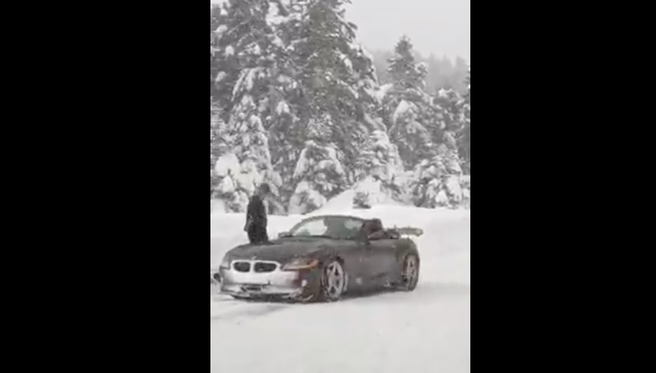 Δείτε το απίθανο βίντεο με κάμπριο να «μένει» μέσα στη χιονοθύελλα