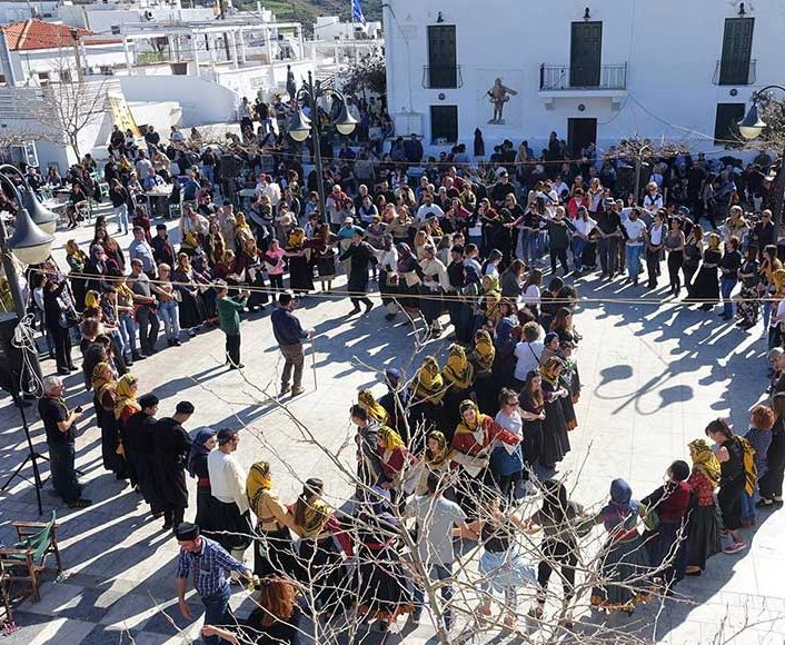 Απόκριες στην Σκύρο: Tι είναι το περίφημο έθιμο της Τράτας που προσελκύει πλήθος κόσμου στο νησί