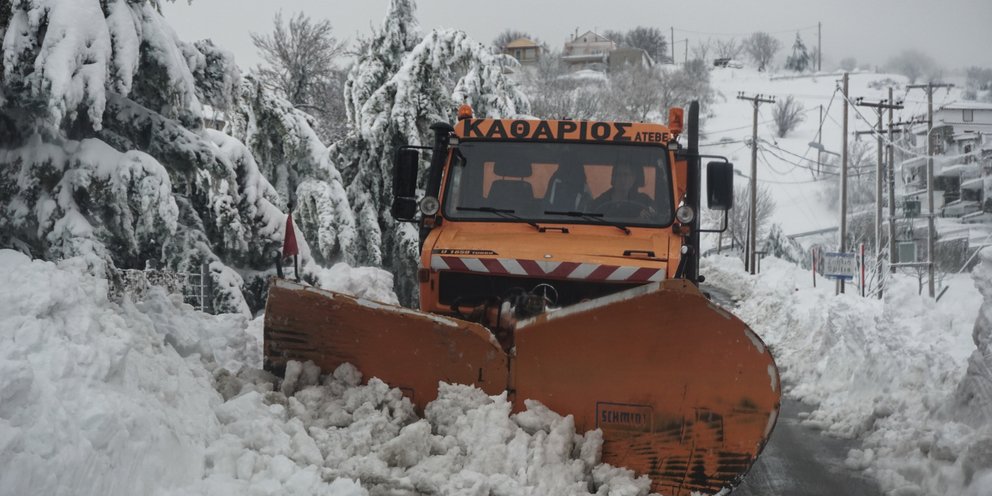 Κακοκαιρία Μπάρμπαρα: «Εγκλώβισε» οδηγούς στα Βίλια Αττικής – Συναγερμός στην Πυροσβεστική