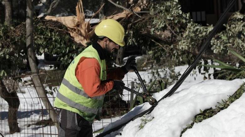 Κακοκαιρία Μπάρμπαρα: Χωρίς ρεύμα και η Χαλκίδα – Πήρε φωτιά κολώνα της ΔΕΗ