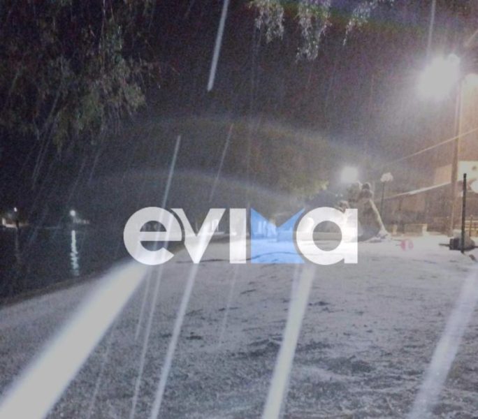 Εύβοια: Οι ισχυρές μπόρες χιονιού «σκέπασαν» την παραλία του Αλμυροποτάμου απόψε