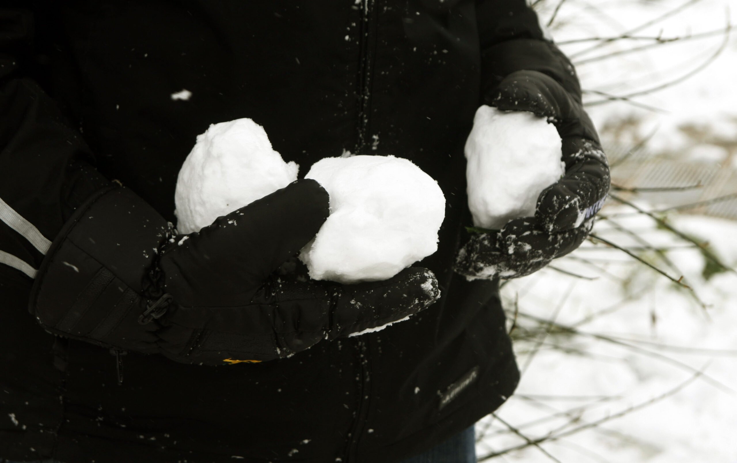 Χειροπέδες σε 15χρονο επειδή πετούσε χιονομπάλες σε διερχόμενα αυτοκίνητα